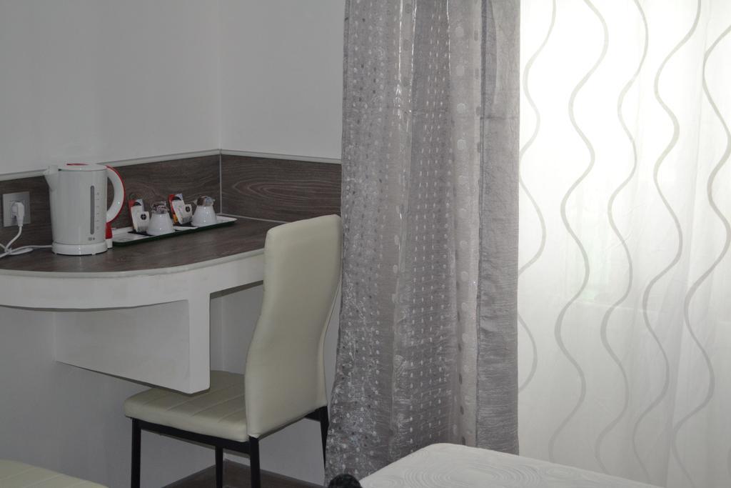 Hostal Meyra Madrid Luaran gambar