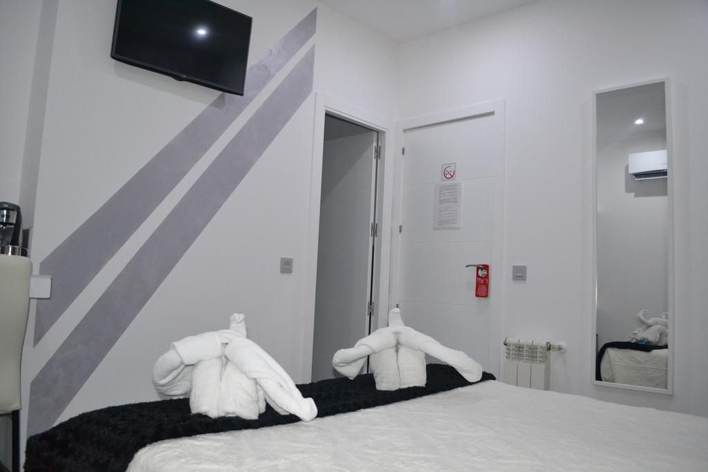 Hostal Meyra Madrid Luaran gambar