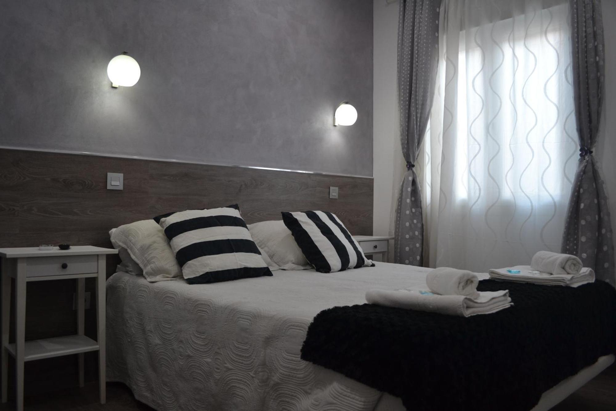 Hostal Meyra Madrid Luaran gambar