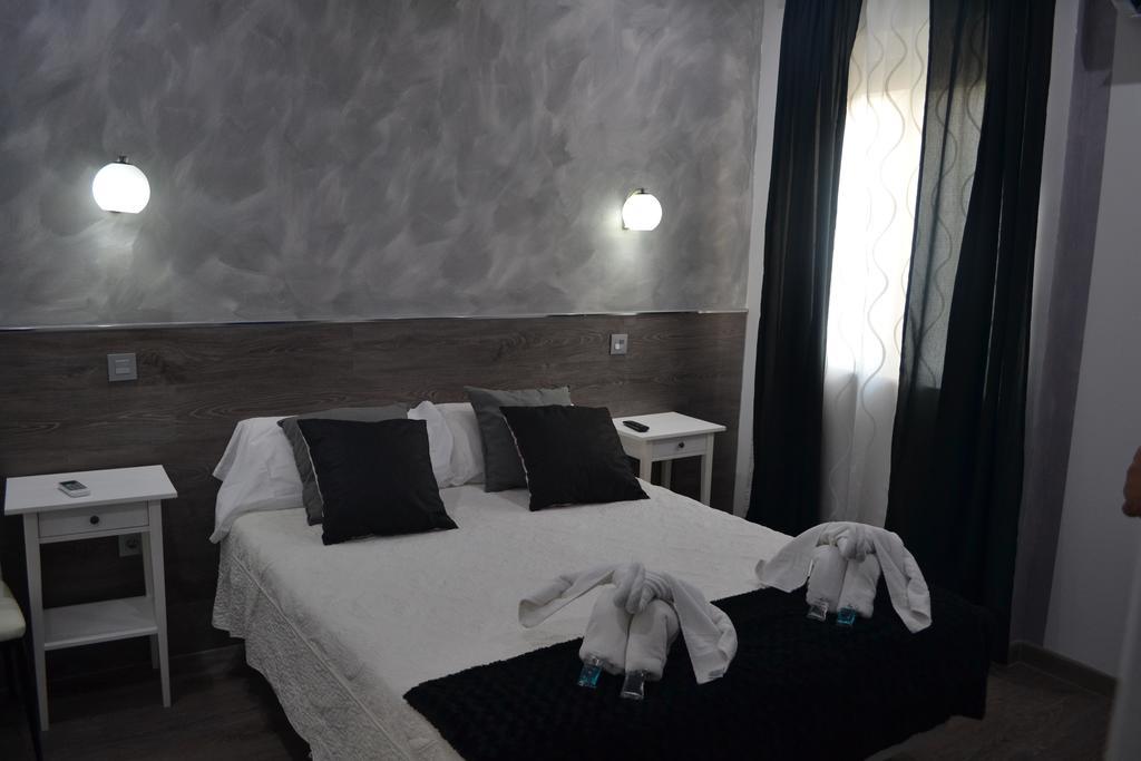 Hostal Meyra Madrid Luaran gambar