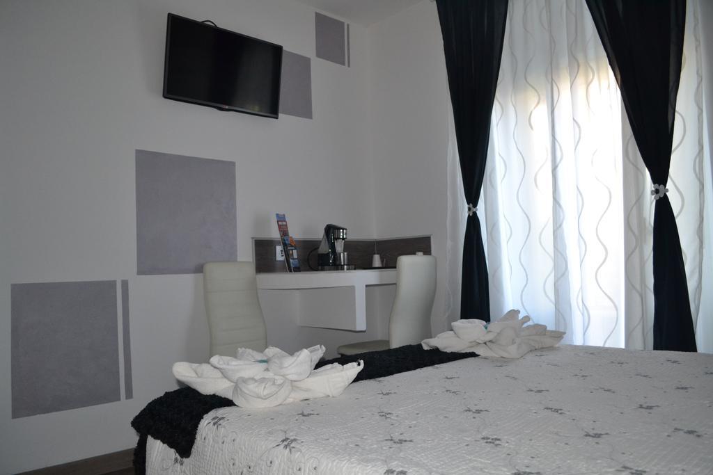 Hostal Meyra Madrid Luaran gambar