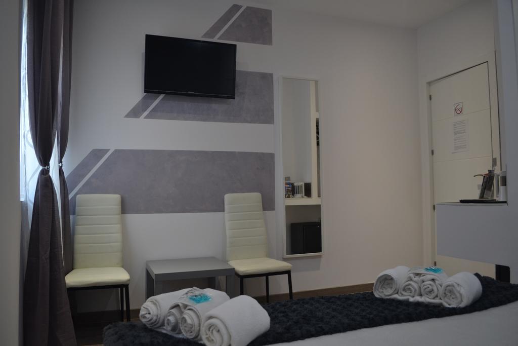 Hostal Meyra Madrid Luaran gambar