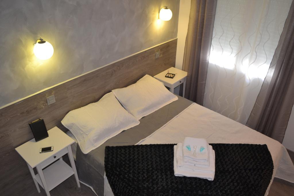 Hostal Meyra Madrid Luaran gambar