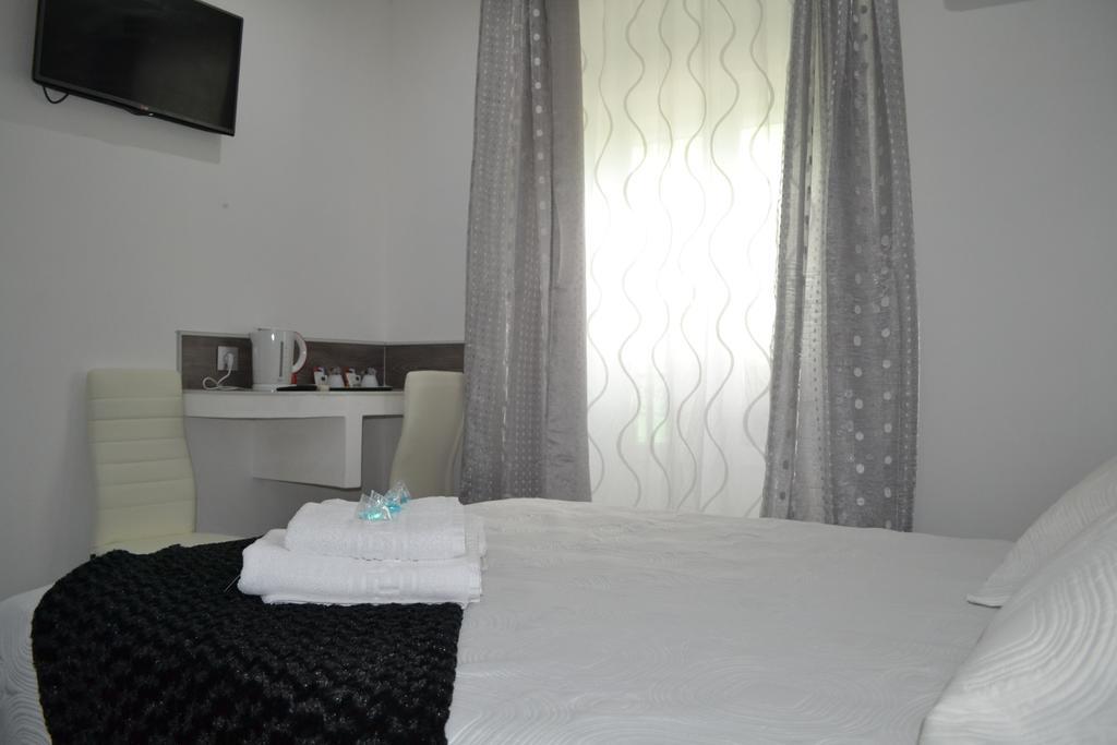 Hostal Meyra Madrid Luaran gambar