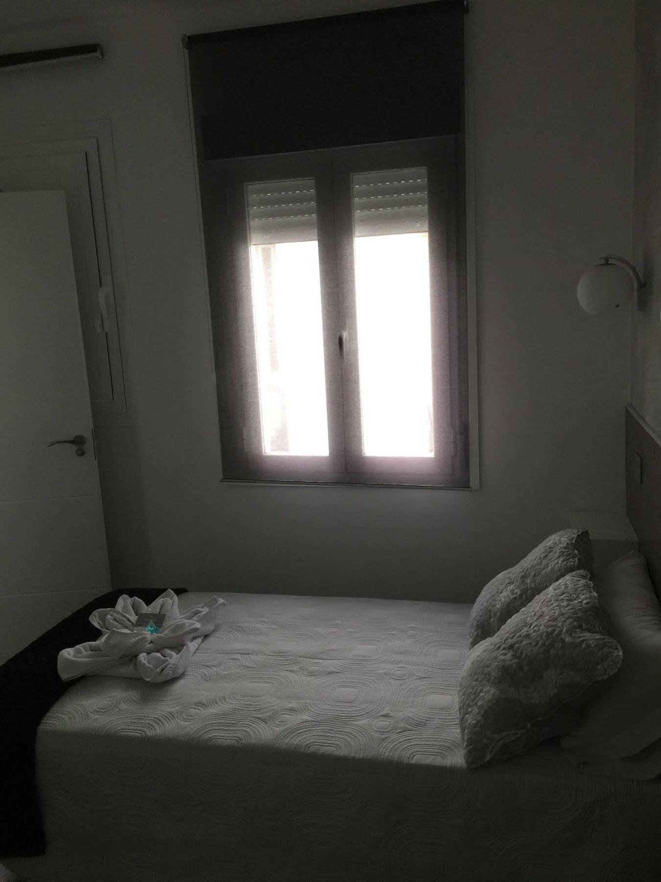 Hostal Meyra Madrid Luaran gambar