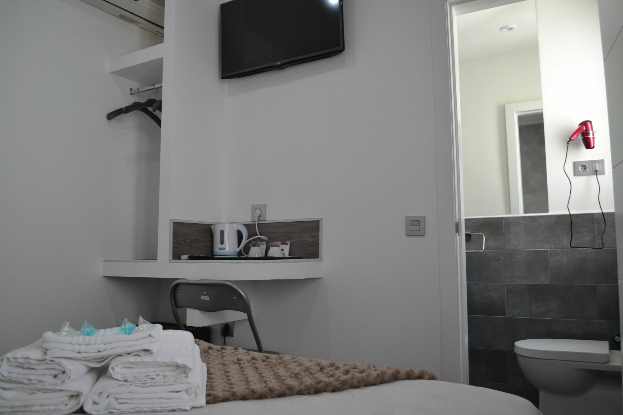 Hostal Meyra Madrid Luaran gambar