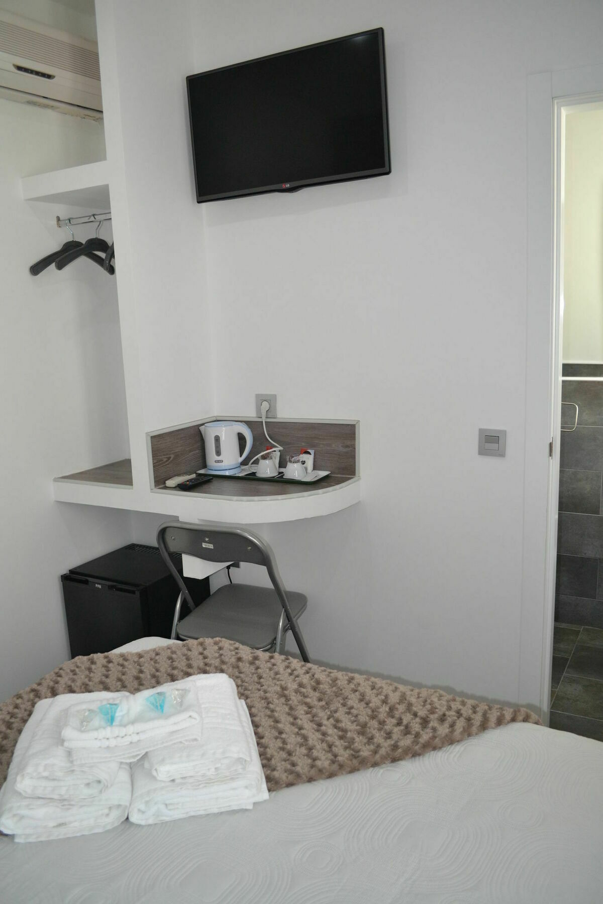 Hostal Meyra Madrid Luaran gambar