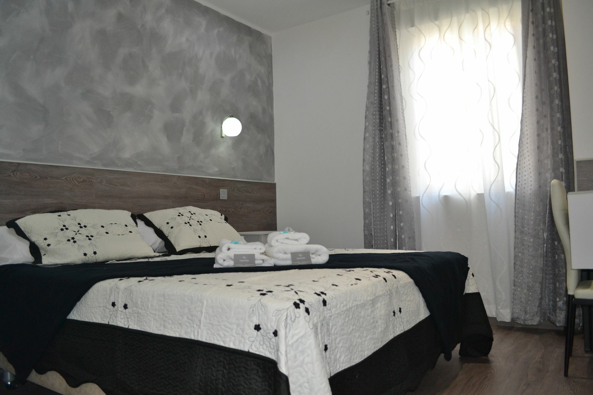 Hostal Meyra Madrid Luaran gambar