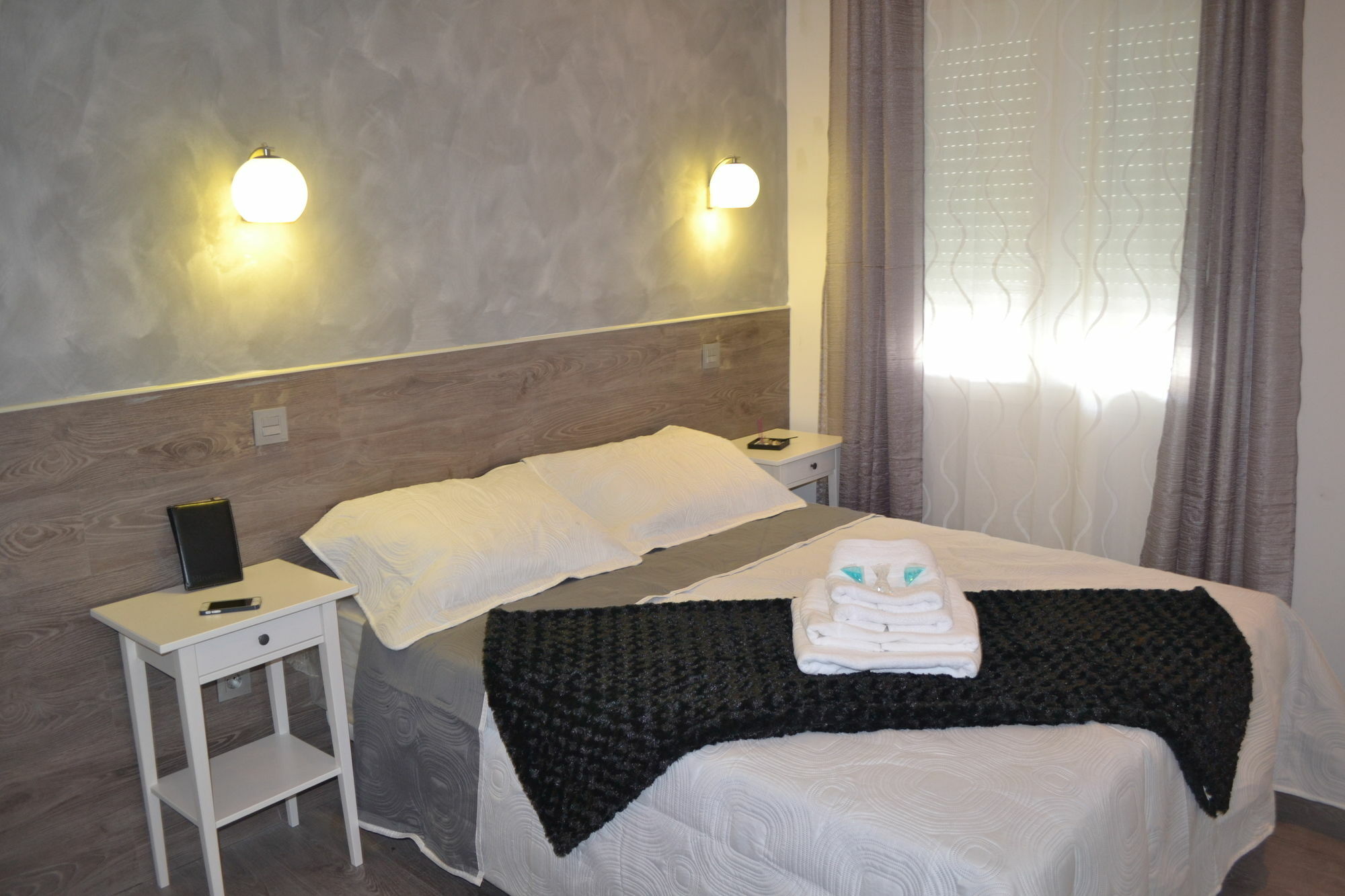 Hostal Meyra Madrid Luaran gambar