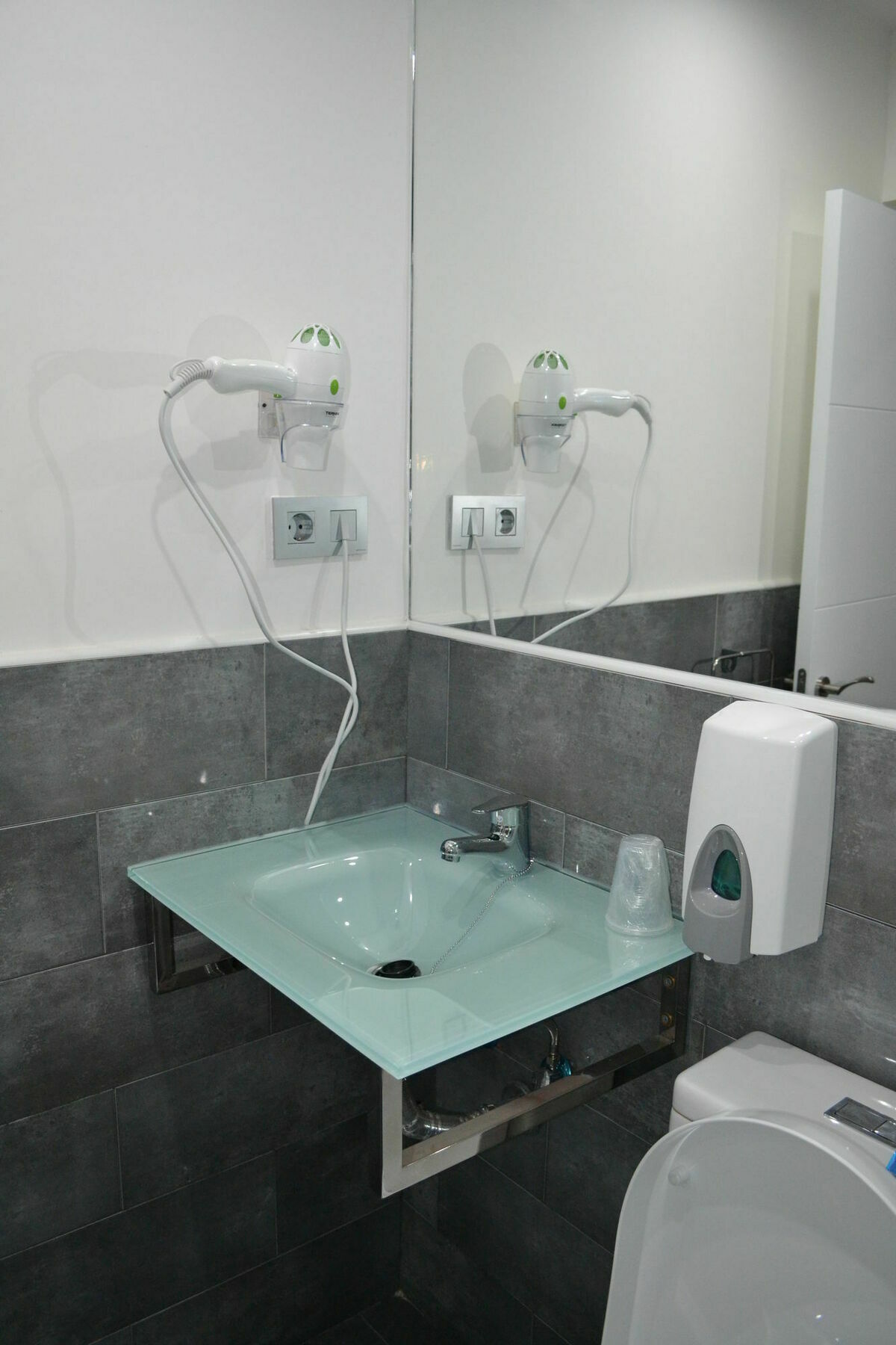 Hostal Meyra Madrid Luaran gambar