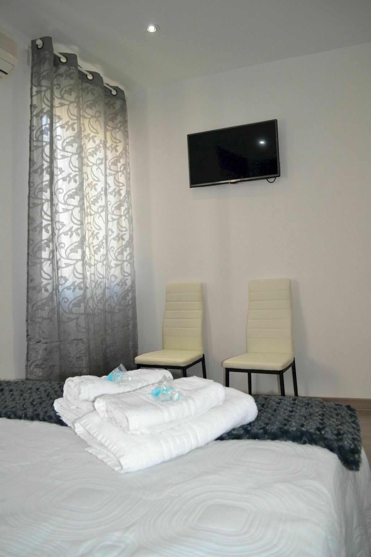 Hostal Meyra Madrid Luaran gambar