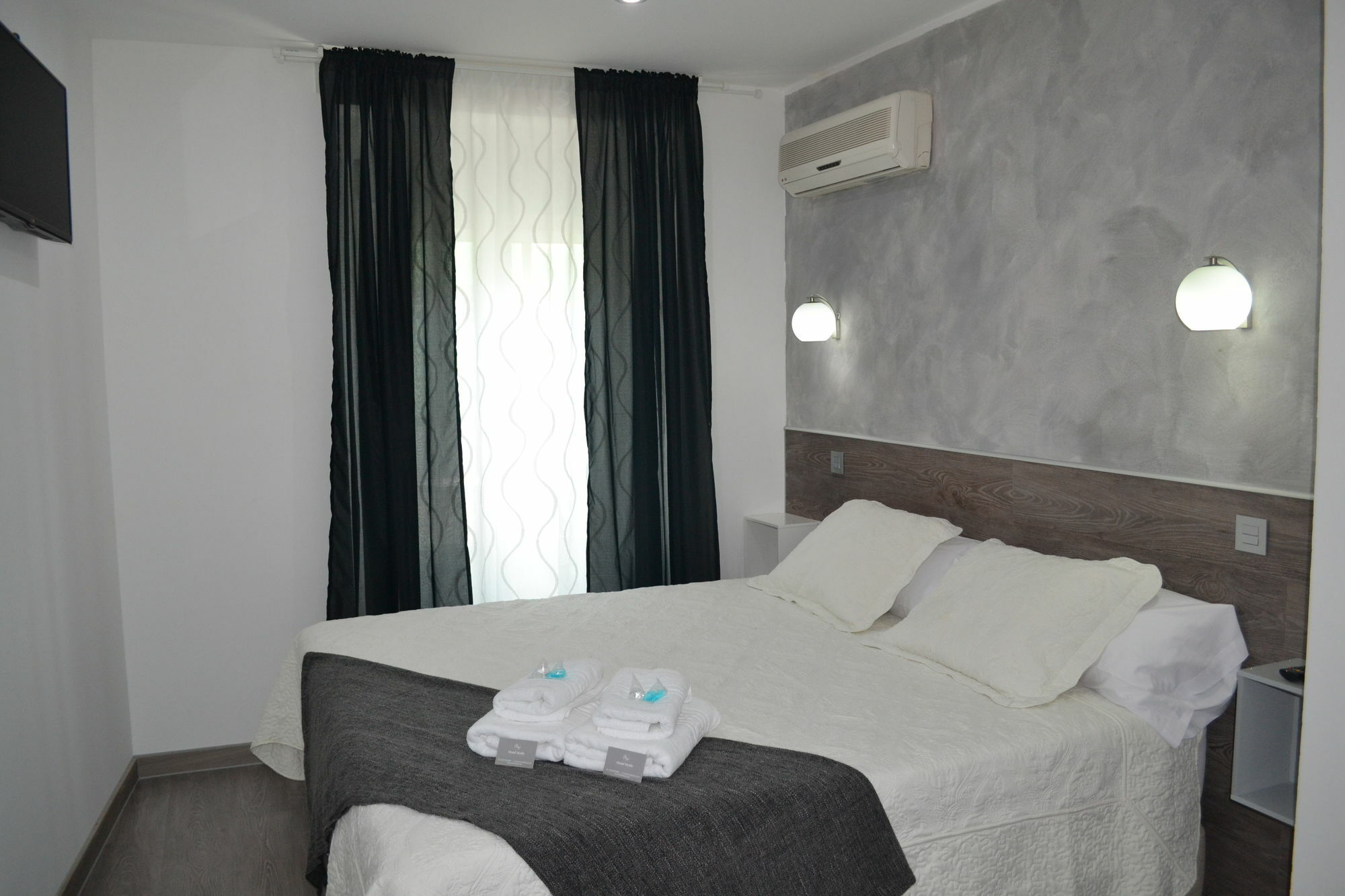 Hostal Meyra Madrid Luaran gambar